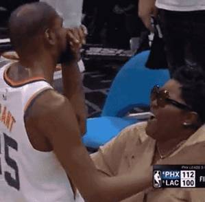 你是真正的MVP！KD赛后与母亲拥抱开心得像个大男孩😊