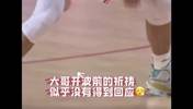 细节！易建联开球前拍了拍地板做祈祷 无奈最后没得到回应😳