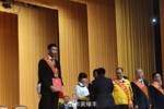 易建联登台领取全国五一劳动奖章 站在边上仍非常显眼