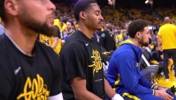 这一幕莫名的喜感！！库里赛前一脸呆滞坐在场边，普尔闭目养神！