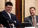 FIBA官方晒姚明和诺维茨基合照：来取个标题!✍️📸
