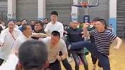 青少年篮球赛 家长与对方教练互殴👊🤛🤜🥊