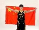 英姿飒爽！杨力维晒自己媒体日身披五星红旗帅照❤️🤍💜💛