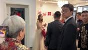 真爱呀！😅新人接亲时还打开手机看湖勇大战
