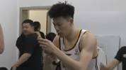 这玩意咋玩的？总决赛本土三双第一人张镇麟被开香槟难住了😂
