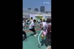 亲子时光，吴兴涵带孩子参加六一儿童节拔河活动