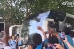 这阵仗！阿根廷队乘坐大巴车前往工体，众多球迷夹道欢送