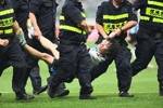 媒体人热议：仗着&ldquo;未成年&rdquo;破坏规矩，青春热血不是TM无脑冲球场