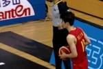 小伙胆大！偰李永炜底线发球 将球砸在对手背上进场轻松上篮命中