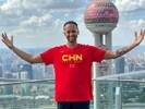 李凯尔与母亲在上海与东方明珠合影：家 中国