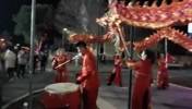 气势完爆英格兰球迷！中国舞龙队抵达世界杯球场外围