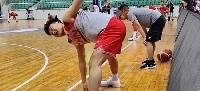 心情不错！中国男篮赛前热身 赵睿和球队体能师有说有笑