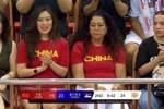 李凯尔落地险些受伤 起身一瘸一拐回防 苏珊娜神情担忧