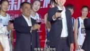 🤣笑死！杨鸣在台上举起红酒杯 台下球迷：杨鸣 给我留点