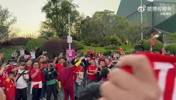 气氛爆棚！中韩大战，球迷齐聚球场外为国足加油