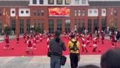 厦门某小学，选队服的老师看样子是老球迷了😂