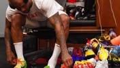 👟鞋王塔克！字母哥惊呼他太有钱了 布克被吓得差点退出球鞋圈