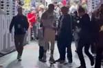 本场英雄！赛后鲍尔默在球员通道迎接威少和小威少