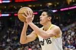 Woj：爵士送出丰泰基奥 从活塞得到诺克斯&一次轮