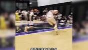 NBA与CBA运球差距有多大？翟晓川运球被中学生抢断，NBA饮水机运球低倍速看不清