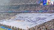 银河战舰vs大黄蜂！欧冠决赛开战，两队球迷都打出巨型TIFO