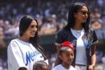 瓦妮莎带科比的三个女儿出现在MLB现场 三女儿为道奇开球