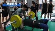 网友吐槽王哲林体测视频：做卧推深蹲的时候，工作人员明显助力？