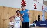 略显娇小🤣于德豪带着山东外援克里斯&威金顿和张子宇比身高