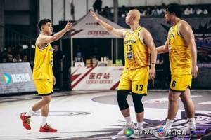 野球帝「老师傅」重聚《篮场风暴》。