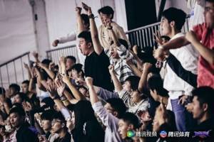 《篮场风暴》现场，球迷为好球欢呼。