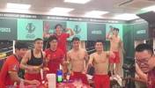 赢球爽😁！U23国足球员更衣室手拿香蕉，跳起流行的刀马舞