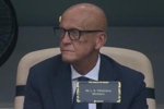 鹰眼!FIFA裁判委员会负责人,退役名哨科里纳观战沙特vs乌拉圭